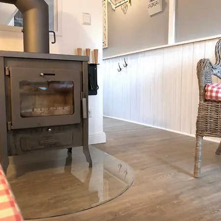 Fischers Meerzeit, Kleines Fischerhaus, Kaminofen, Garten Feriehus Heiligenhafen